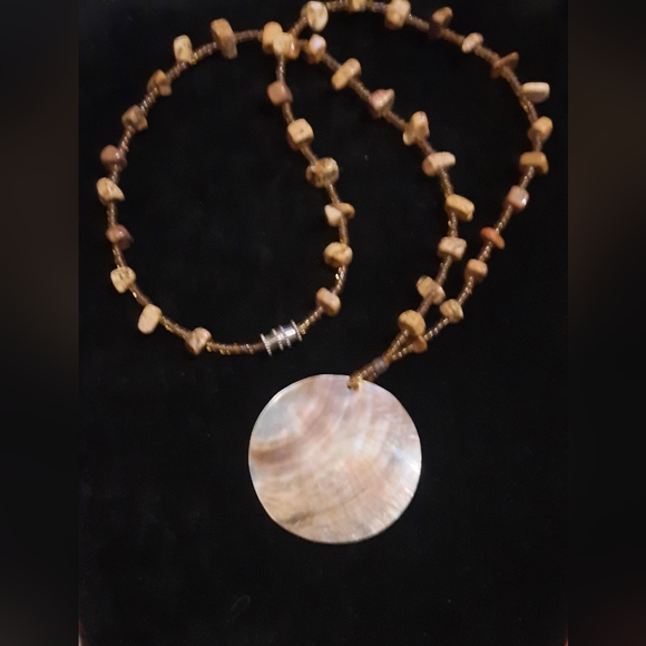 Jasper and shell boho necklace barrel clasp - Picture 5 of 8